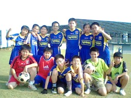 Đội tuyển bóng đá U12 của trường Phổ thông Việt-Úc Hà Nội thi đấu tại UNIS