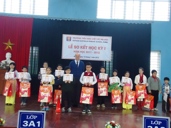 Tưng bừng lễ sơ kết học kỳ 1 năm học 2011-2012 của Trường Tiểu học Việt-Úc Hà Nội