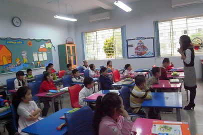 Đột nhập giờ làm quen trường tiểu học bằng... nửa tạ thóc